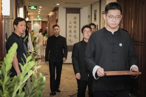 罗湖区委统战部副部长、工商联党组书记叶志伟一行到巅峰国际调研