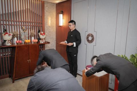 罗湖区委统战部副部长、工商联党组书记叶志伟一行到巅峰国际调研