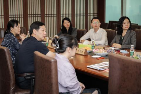 罗湖区委统战部副部长、工商联党组书记叶志伟一行到巅峰国际调研