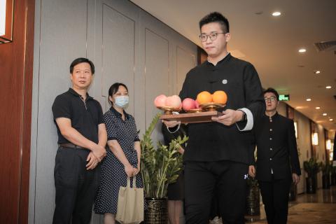 罗湖区委统战部副部长、工商联党组书记叶志伟一行到巅峰国际调研