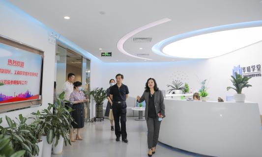 罗湖区委统战部副部长、工商联党组书记叶志伟一行到巅峰国际调研