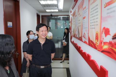 罗湖区委统战部副部长、工商联党组书记叶志伟一行到巅峰国际调研