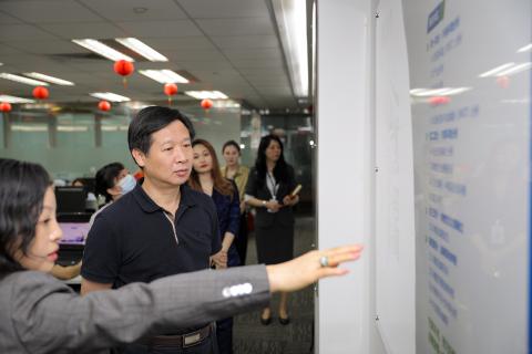 罗湖区委统战部副部长、工商联党组书记叶志伟一行到巅峰国际调研