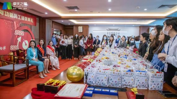 “ 感恩有你 · 一路相伴 ”巅峰国际10年功勋员工颁奖典礼圆满举办